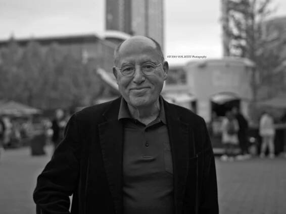
Dr. Gregor Gysi, Die Linke  | Rechtsanwalt | Geboren am 16. Januar 1948 in Berlin; konfessionslos; geschieden; drei Kinder. Mitglied der Gewerkschaft ver.di und des politischen Beirates des Bundesverbandes der mittelständischen Wirtschaft sowie der Rosa-Luxemburg-Stiftung. 11.09.2024 - Gregor Gysi: Über 56 Kriege und bewaffnete Konflikte gibt es gerade auf der Welt. Die höchste Zahl seit Ende des Zweiten Weltkrieges. Der Haushaltsentwurf wird dieser alarmierenden Entwicklung in keiner Weise gerecht. DIE LINKE fordert deutlich mehr Diplomatie, Deeskalation und Abrüstung.

