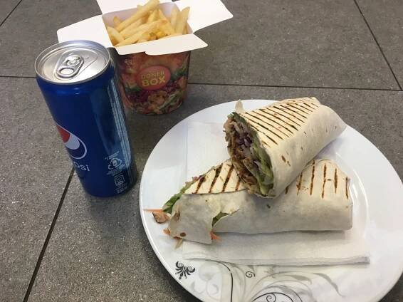 Telecí či kuřecí kebab v tortille s hranolky a nápojem dle výběru