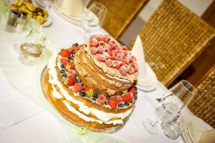 Svatební vanilkovo-čokoládový naked dort s čerstvým ovocem