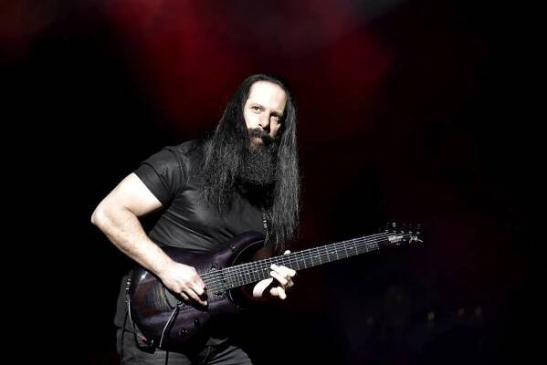 Joe Satriani, John Petrucci a Uli John Roth: Kytaroví veteráni v Praze druhým objektivem