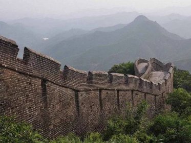 Opravená část Velké čínské zdi u vesnice Jingshanling