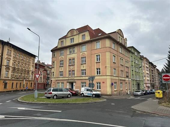 Pronájem podkrovního bytu 2+1 (65 m2), OV, Revoluční náměstí, Děčín IV - Podmokly