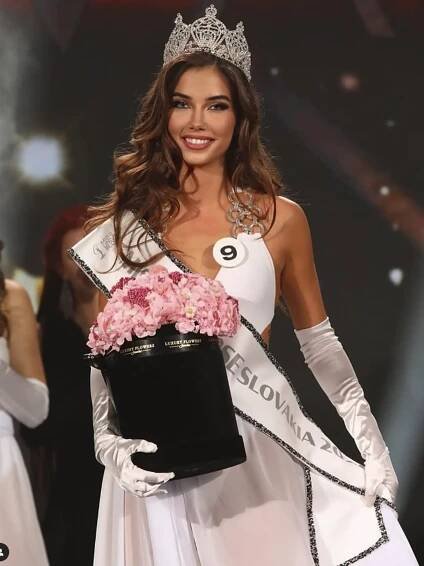 VIDEO: Očarujúce. Takto víťazka Ruže Karolína bojovala na Miss Universe v USA. Vyzerá ako čistá bohyňa - TVFANS.cz - Zprávy