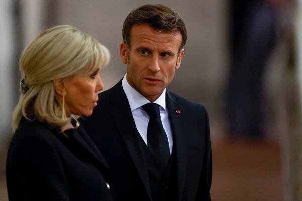 Francouzský prezident Emmanuel Macron s manželkou. 