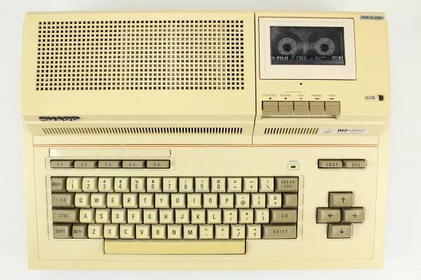 Z-vrchu-Sharp-MZ-800