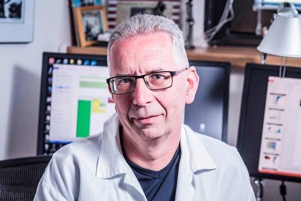 Kdybych postavil medicínu jen na striktních návodech, tak se neposunu dál. Hranice je potřeba neustále posouvat, říká známý kardiolog Petr Neužil