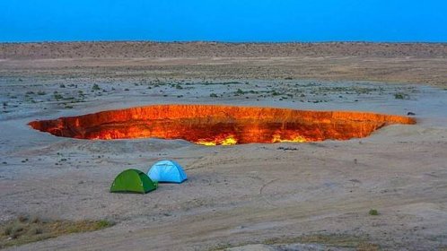 Brána do pekla je kráter na území Turkmenistánu uprostřed pouště Karakum...