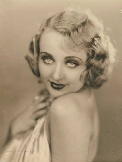 Carole Lombard podle všeho zabila její angažovanost, v pitevní zprávě se ovšem cizí zavinění neuvádí. 