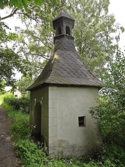 Soubor:Líšný - kaplička sv. Jana Nepomuckého v osadě Závrší (2).jpg – Wikipedie