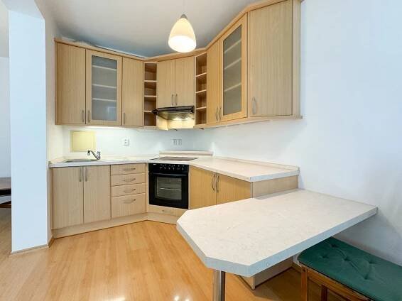 Pronájem bytu 2+1 s garážovým stáním a lodžií, Názovská 3255/20, Praha 10 - Strašnice | Matouš Kozumplík - realitní makléř