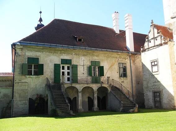 Zámek Uherčice, od r. 1949 ve správě Státního statku Jaroměřice nad Rokytnou, od r. 1960 Státního statku Lesná