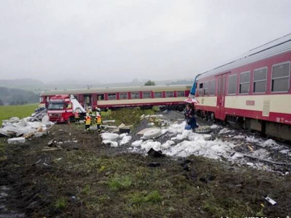 VIDEO: Při srážce kamionu s vlakem se zranilo pět lidí