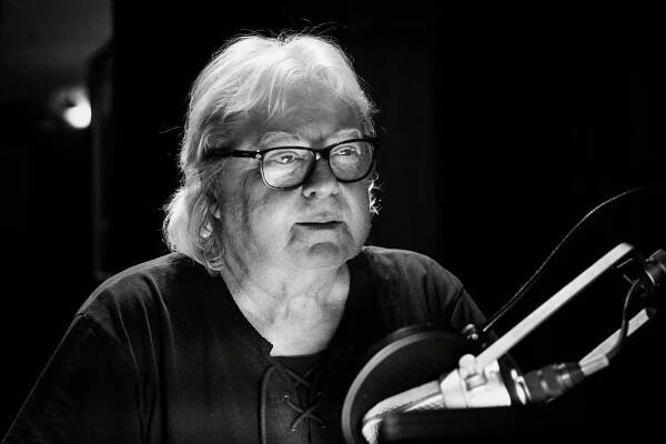 RECENZE: Vladimír Mišík se na Nočním obrazu zmítá mezi vzpomínkami, flámy a příběhy o lásce