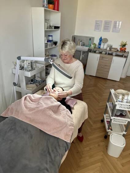 Kosmetické balíčky: peeling, čištění, masáž i úprava obočí nebo kolagenové nitě