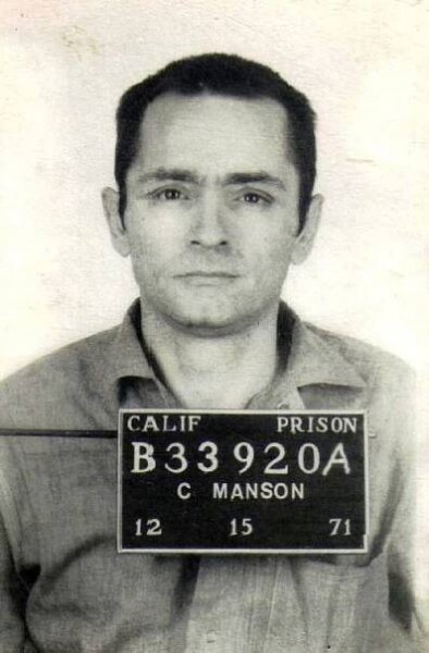 Charles Manson byl americký zločinec, fanatik a hudebník, který založil komunitu zvanou Manson Family.