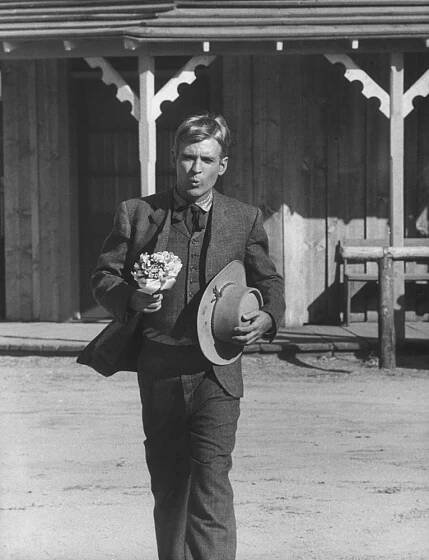 Will Hutchins on set of Sugarfoot