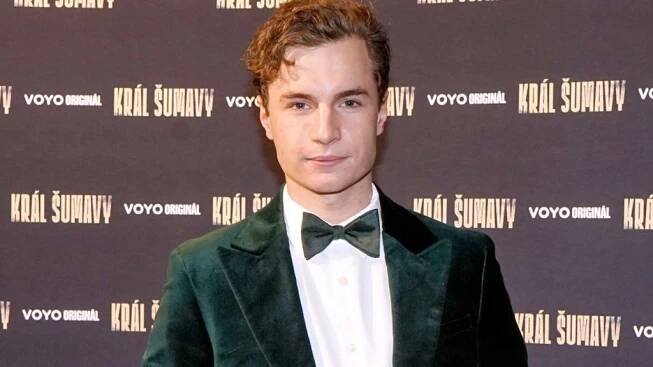 Syn slavného otce Oskar Hes zářil na premiéře Krále Šumavy po boku maminky a bratra dvojčete – Lifee.cz