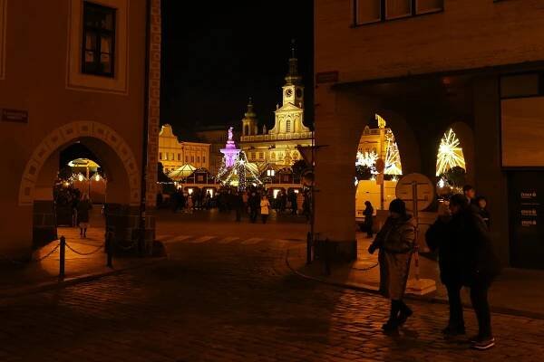 Na budějovickém náměstí září vánoční strom. Dejte mu hlas v naší anketě