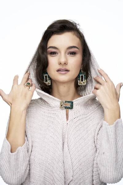 Lucie Tomanová se pouští i do dalších šperků. Sada šperků Smaragdové Ombré, České brože