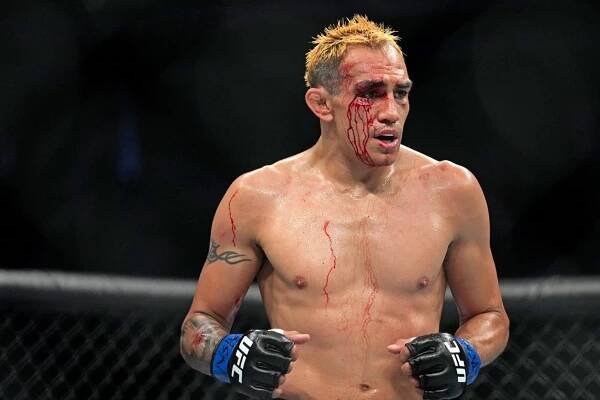 MMA: UFC 279-Diaz vs Ferguson, Sep 10, 2022; Las Vegas, Nevada, USA; Nate Diaz (red gloves) fights Tony Ferguson (blue gloves) during UFC 279 at T-Mobile Arena. Mandatory Credit: Joe Camporeale-USA TODAY Sports, 10.09.2022 21:23:54, 19026573, T-Mobile Arena, NPStrans, Tony Ferguson, Nate Diaz, MMA PUBLICATIONxINxGERxSUIxAUTxONLY Copyright: xJoexCamporealex 19026573