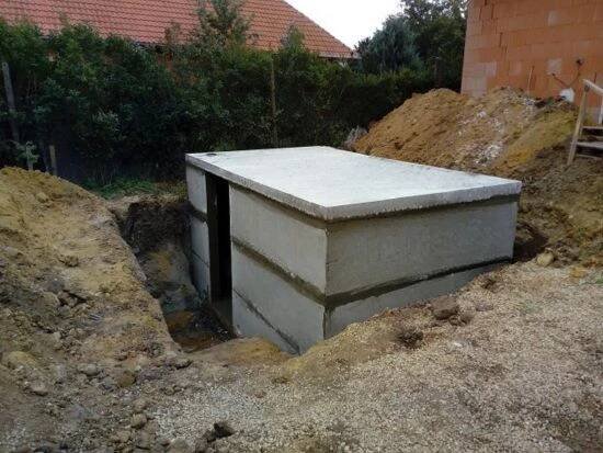 Betonový prefabrikovaný sklep, u domu, betonová nádrž V, z dílů V240 se vstupem z boku o vnitřních rozměrech 3,85 x 2,1 x 2,1 m, db Betonové jímky, ukázka realizace