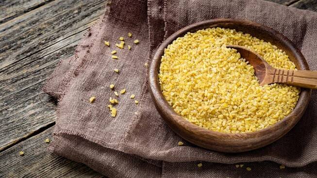 Bulgur je jednou z nejvýživnějších obilovin, je lehce stravitelný, obsahuje dostatek vlákniny, která podporuje trávení a pomáhá předcházet zácpě.
