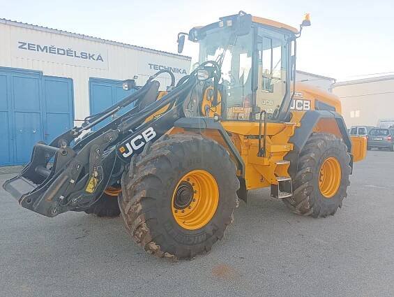 Kolový nakladač JCB 427 AGRI Tier4f