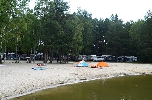 Family kemp | Máchovo Jezero | ubytování přímo u jezera - bungalovy, chatky, karavany, stany, kemp s vlastní písčitou pláží