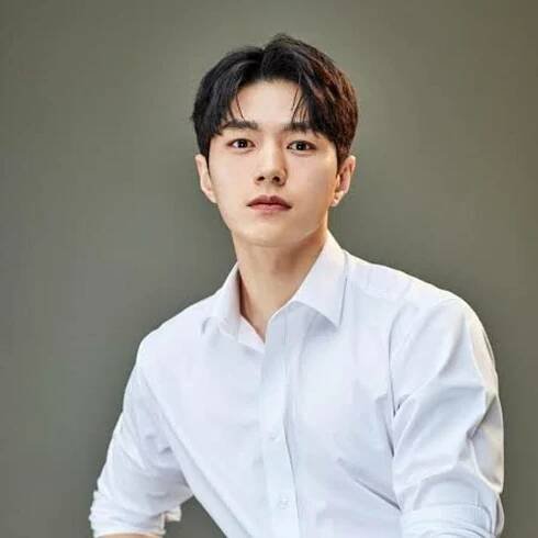 Kim Myung Soo (L) 16