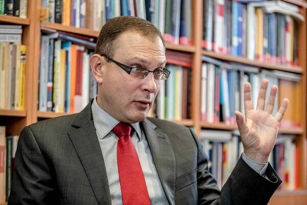 Ústavní právník Jan Kysela: Pánem vlády je premiér, ne prezident