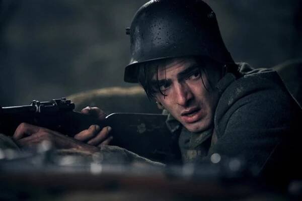 FOTO: Aaron Hilmer, jež hrál kamaráda hlavní postavy, za sebou již nějaké herecké zkušenosti má. – stránka 7