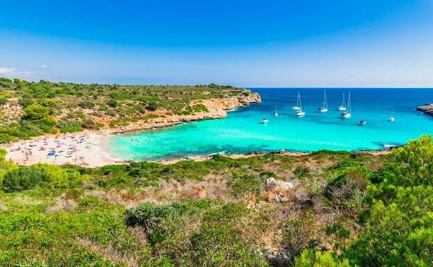 Baleárské ostrovy Mallorca, krásná pláž cala varques bay, Španělsko Středozemní moře stock fotka