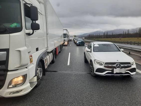 Vážná nehoda autobusu uzavřela dálnici D8. Zraněných je nejméně devět