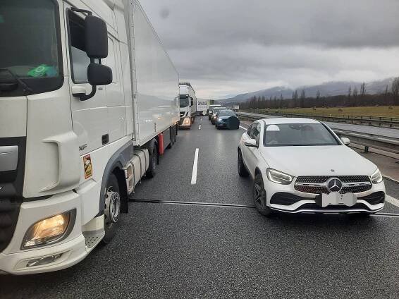 Řidiči podle policie před nehodou na D8 nedodržují záchranou uličku. Foto: PČR