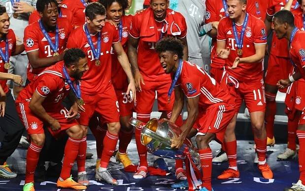 Kingsley Coman s trofejí pro vítěze Ligy mistrů. Loni ve finále vstřelil rozhodující gól klubu, který zná více než dobře. Paris Saint-Germain.