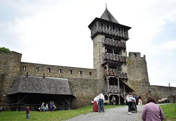 VIDEO: Helfštýn obsadili šermíři či vojáci. Vojenská historie přitáhla davy lidí