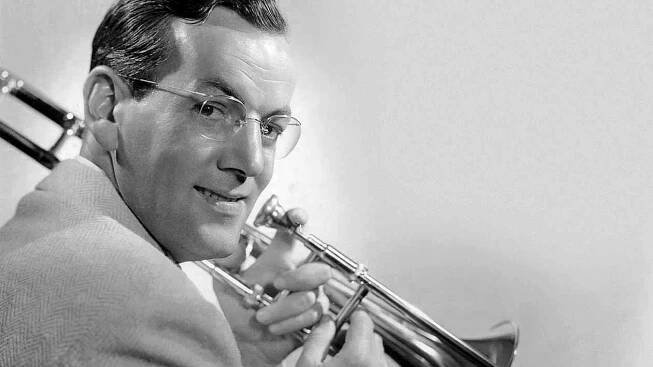 Glenn Miller na snímku z roku 1942. Slavný skladatel a kapelník byl zosobněním swingu_elegance i dokonalé profesionality.