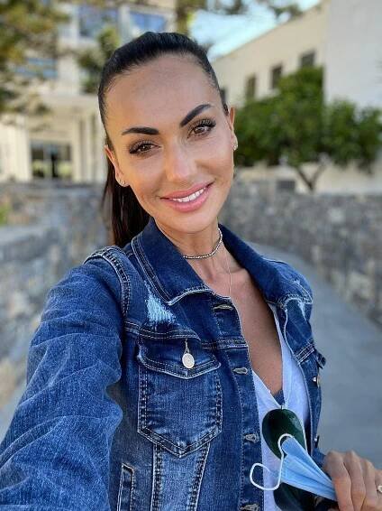 Snědé tělo a titěrné bikiny: Eliška Bučková po dvou letech vystavila své křivky konečně u moře