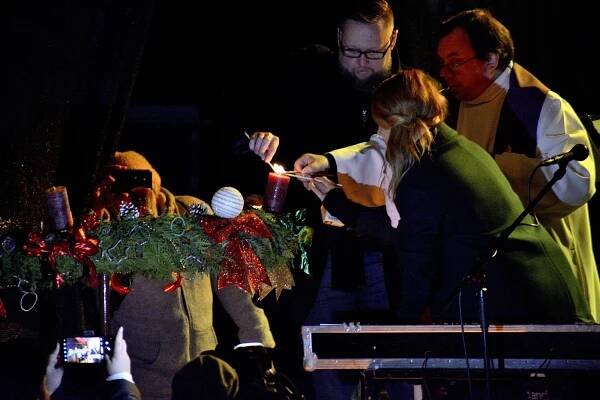Mrazy jsou fajn: adventní swing doprovodí i vyřezávání betlému z ledu