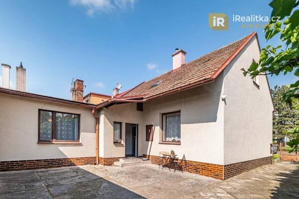Prodej rodinného domu s půdou, garáží, skladovacími prostory a zahradou - Hradec Králové, ul. Brožíkova