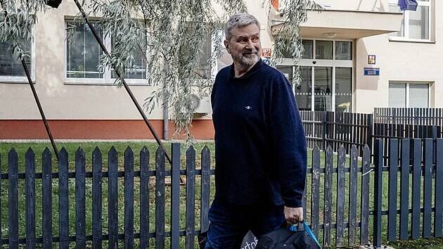 Právník Miroslav Jansta po zaplacení kauce opustil vazební věznici na Pankráci. (4. srpna 2025)