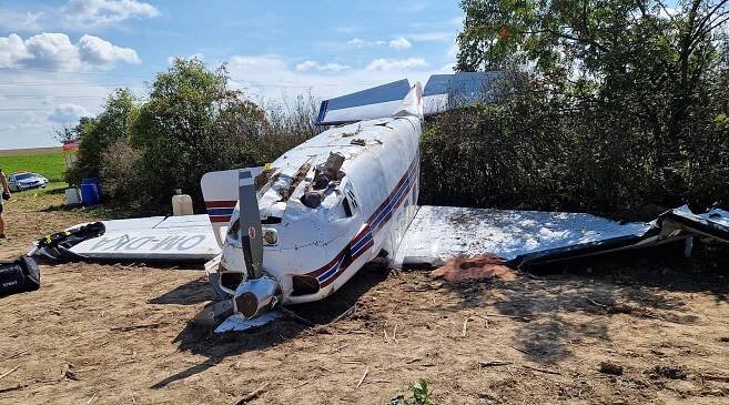 U Nového Jičína nouzově přistálo malé letadlo, pilot stroj převrátil - regiony.impuls.cz