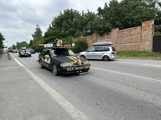 Rohatá i chlupatá auta. Třeboní projel nejbláznivější závod světa Carbage run