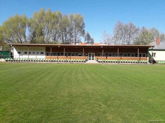 Hostinné - 20191007 - 091b Hlavní hřiště: 105 * 68, umělá závlaha, bez osvětlení UMT: 100 * 64, atletická dráhy, osvětlení Tréninkové hřiště: 100 * 50 © Polomčák Milan