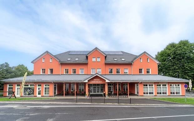 Beskydy poblíž aquaparku: Hotel Hukvaldy *** s polopenzí, wellness a bazénem neomezeně + finská a infra sauna