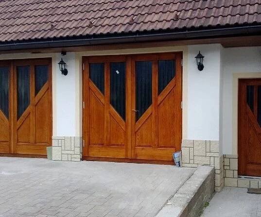 Vstupní dveře a garážová vrata, smrkový masiv, nátěr lazurou