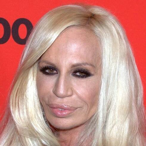 Donatella Versace po třiceti letech končí. V pátek oslavila 70 a už z ní není vosková figurína, opět vypad...