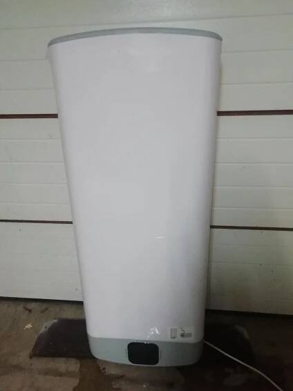 Elektrický ležatý bojler 80L, značka ARISTON - Nábytek