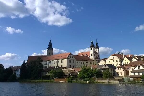 Telč s jezuitskou kolejí v popředí.