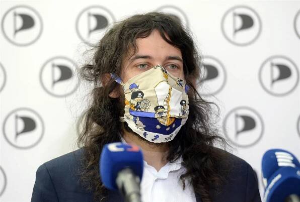 Poslanec Mikuláš Ferjenčík vystoupil na tiskové konferenci Pirátů před jednáním...